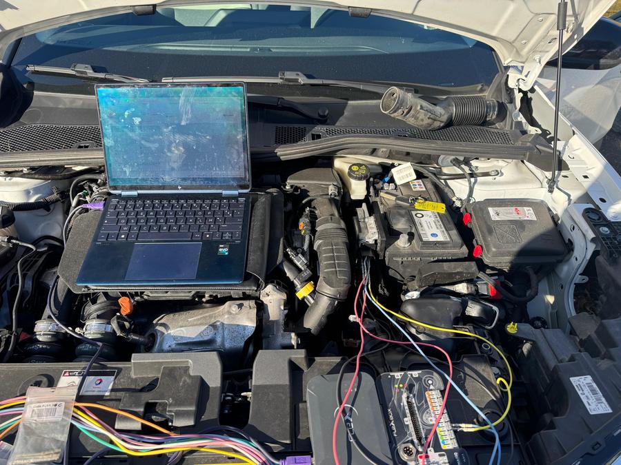 Intervention reprogrammation ECU sous le capot avec ordinateur de diagnostic