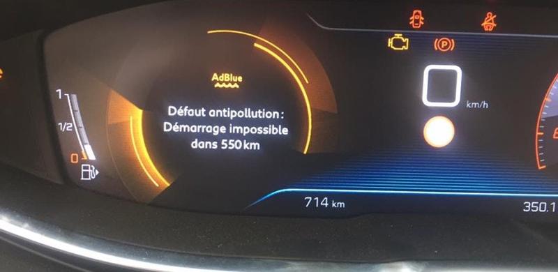 Tableau de bord voiture avec défaut antipollution AdBlue, démarrage impossible dans 550 km